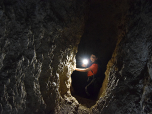 Auch die zahlreichen Stollen und Tunnel erkunden wir