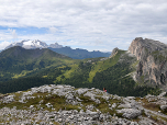 Links der vergletscherte Nordhang der Marmolata
