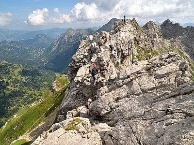Eine Leiter führt uns auf den ausgesetzten Grat