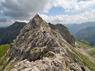 Es folgt eine kleine Spitze, die es zu überqueren gilt