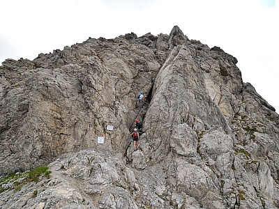 Eine riesige Leiter läutet den zweiten Teil des Klettersteigs ein