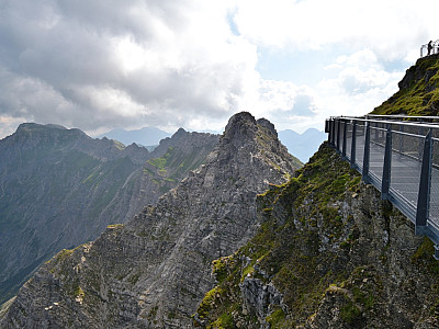 Der Ausblick vom Nordwandsteig über den Hindelanger Klettersteig zum Großen Daumen