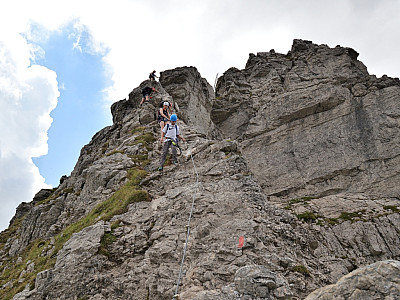Steil geht es in den tiefsten Sattel, auf dem Weg zum Großen Daumen