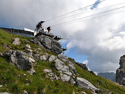 Unter der Seilbahn hindurch wandern wir nach Osten zum Einstieg 