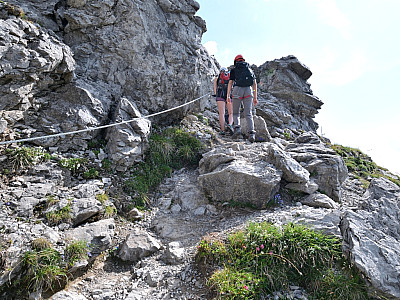 Nach einem kleinen Anstieg, beginnt der seilversicherte Teil