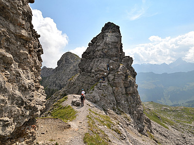 Ein beeindruckender Pfeiler türmt sich vor uns auf