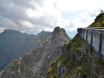Der Ausblick vom Nordwandsteig über den Hindelanger Klettersteig zum Großen Daumen