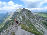Nach einer A und B Kletterei steigen wir in den Sattel vor dem Zwiebelstränge ab