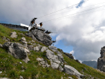 Unter der Seilbahn hindurch wandern wir nach Osten zum Einstieg
