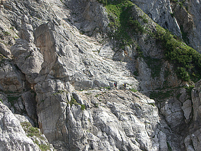 ...an der Wand entlang