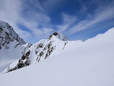 Riesige Wechten haben sich am Grat zum Wörgegratspitz gebildet