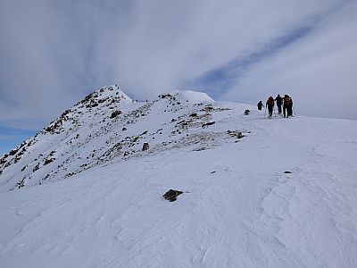 Am Sattel halten wir uns rechts nach Norden
