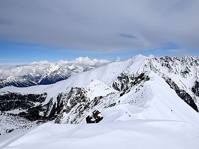 Der Grat nach Norden zieht sich bis zum Schafzoll, dahinter der Pirchkogel