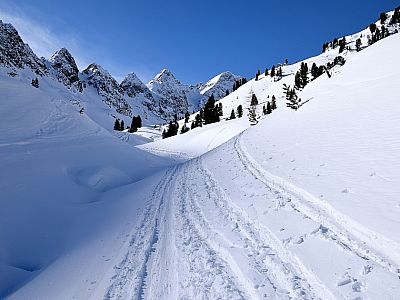 Immer noch recht bequem geht es weiter auf die Mittertalköpfe zu