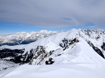 Der Grat nach Norden zieht sich bis zum Schafzoll, dahinter der Pirchkogel