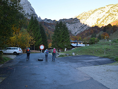 Vom Parkplatz spazieren wir nach Westen...