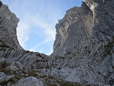 Die Felsen, die rechts und links von uns in den Himmel ragen, lassen sich kaum auf ein Foto bannen
