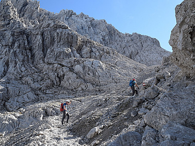 Die Kulisse der riesigen Felswände beeindruckt bei jedem Schritt