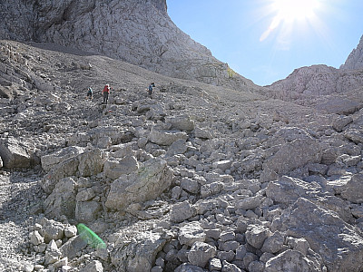 Es wird flacher und über  grobe Schotterhalden... 