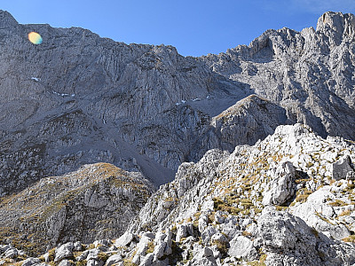 Rechts der Gipfel der Hinteren Karlspitze, links darunter das Bügeleisen