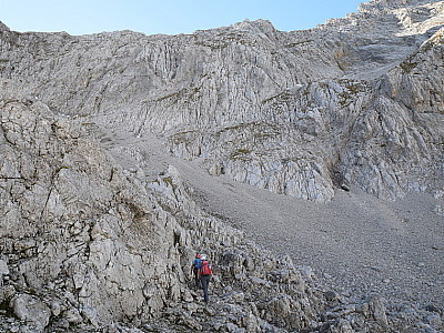 Einen kleineren Felsen umrunden wir rechts im Norden...