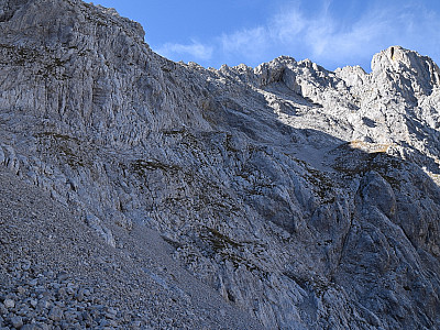 ... und steigen über Schotter direkt auf die festen Felsen zu
