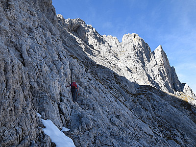 Dort halten wir uns rechts und orientieren uns unterhalb der Felsen an den blassroten Markierungen