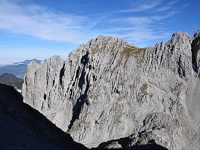 Der Ausblick auf die sonnenbeschienene Hintere Goinger Halt