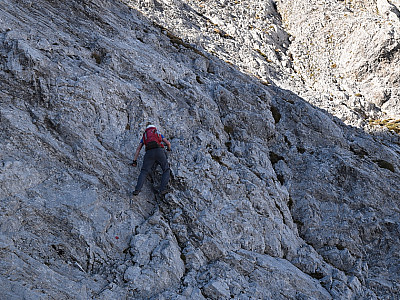 Erneut müssen wir klettern, ein paar Drahtbügel entschärfen die heikelsten Stellen