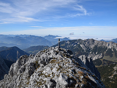 Einmalig ist auch der Blick über das Gipfelkreuz hinweg zum Zahmen Kaiser