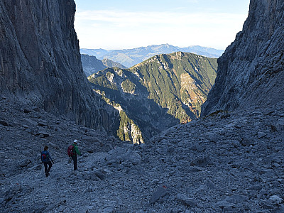 Zurück marschieren wir wieder auf dem Aufstiegsweg ...