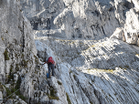 Über den A/B - Klettersteig steigen wir nun steil auf