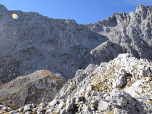 Rechts der Gipfel der Hinteren Karlspitze, links darunter das Bügeleisen