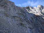 ... und steigen über Schotter direkt auf die festen Felsen zu
