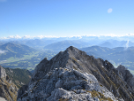 Direkt im Süden die Vordere Karlspitze