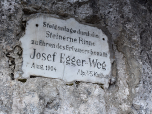 Die Tafel zu Ehren Josef Egger, der den Weg erbaute