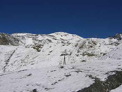 Skiliftmasten voraus