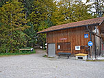 Wir gehen links an dieser Holzhütte vorbei...
