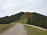 Wir halten auf die Hörnlealm und das Mittlere Hörnle zu