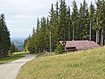 Wir gehen geradeaus weiter und passieren die Bergwachthütte