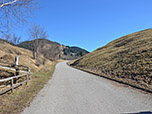 Von Kappel folgen wir dem breiten Teerweg in östlicher Richtung