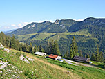 Blick hinunter zu den Hütten der Steinerkaseralm