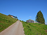 Wir wandern hinauf zur Käserei