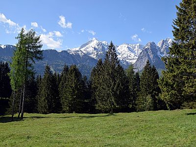 Schon vom Parkplatz hat man einen recht schönen Blick auf die Alpspitze