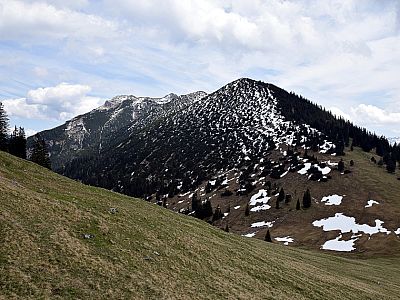 Schön sind im Südosten Kramerspitz und Predigtstuhl zu erkennen 