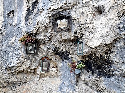 Marterl in der Felswand