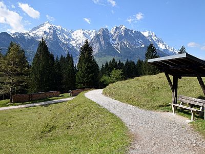 Nahezu eben wandern wir auf die Zugspitze zu.