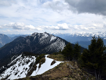 Blick zurück auf den Aufstiegsweg und den Kramerspitz im Osten