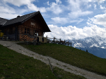 Auf der Stepbergalm gleichen wir nochmal unseren Flüssigkeitshaushalt aus, ...