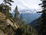 Im Süden ist das Zugspitzmassiv der Blickfang